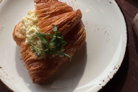 Круассан с креветками, скрэмблом и луком