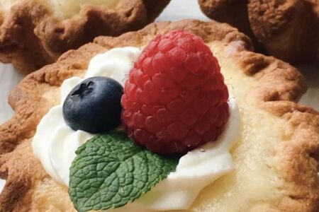 Корзинка с ягодно-творожной начинкой