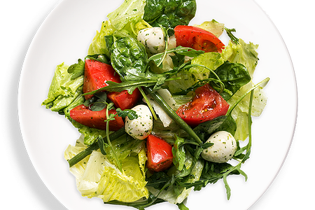 Салат с моцареллой, помидорами и салатными листьями