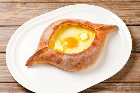 Хачапури по-аджарски с яйцом