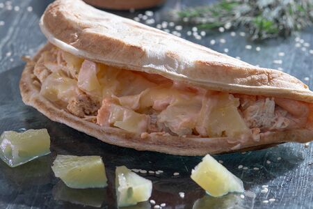 Закрытая пицца с ананасами