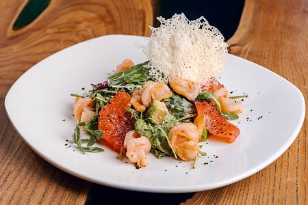 Салат с креветками и обожженным грейпфрутом