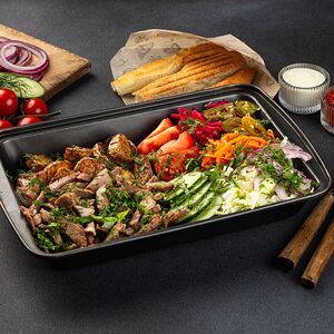 На тарелке с говядиной