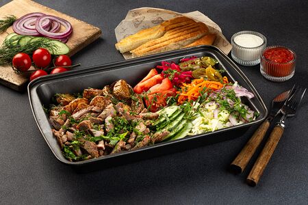 На тарелке с говядиной