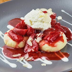 Сырники с клубникой и сливками