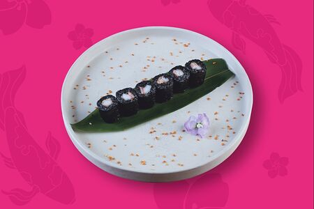 Маки с черным рисом и креветкой