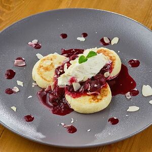 Сырники с вишней и крем-чизом