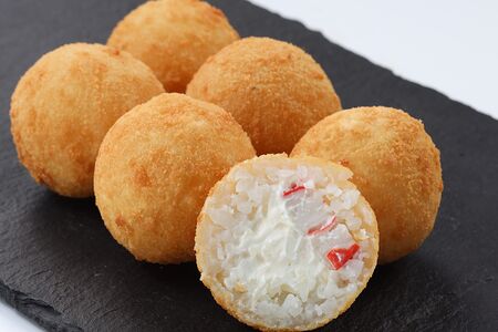 Рисовые шарики с крабом