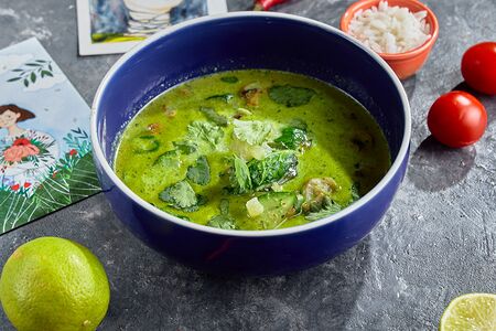 Кокосовый суп из цукини с курицей, шампиньонами и лаймом