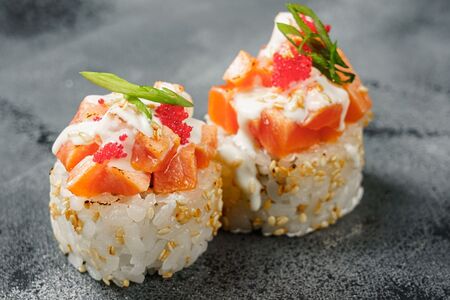 Запеченный с лососем и соусом блю чиз