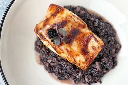 Запеченная треска с чёрным рисом