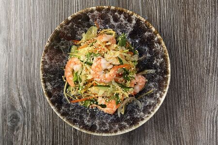 Салат с манго и креветками