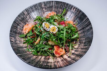 Руккола и лосось