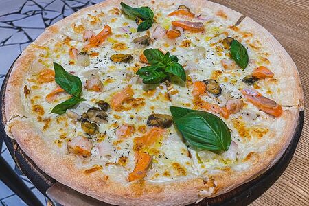 Пицца с морепродуктами и сливочным соусом