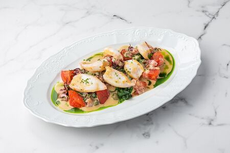 Мини-кальмары на гриле с печёными томатами