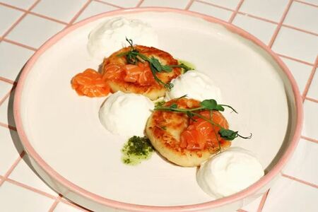 Сырники с лососем и муссом из пармезана