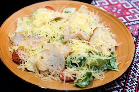 Салат Цезарь с курицей