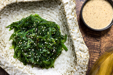 Салат Чука с ореховым соусом