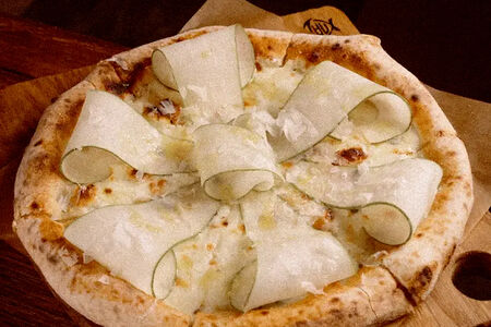 Пицца с грушей и горгонзолой