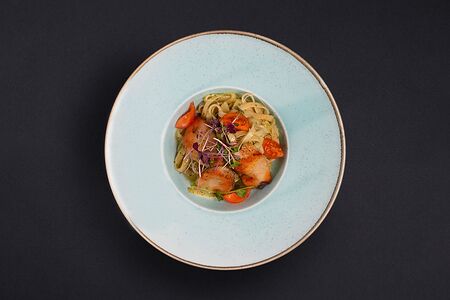 Лингвини с индейкой и авторским соусом песто