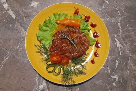 Стейк из шеи свинины с соусом