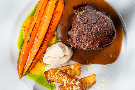 Стейк, перечный демиглас и френч фрайс