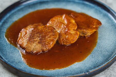 Медальоны из cвинoй вырезки с кисло-сладким соусом