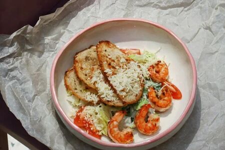 Листья салата с королевскими креветками