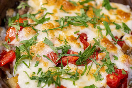 Язык, запеченный с овощами