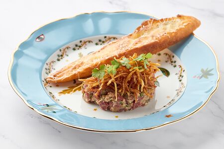 Тартар из говядины, пай, угорь, багет