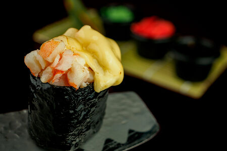 Запеченные суши с креветкой