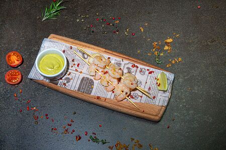 Креветки на шпажке с ореховым соусом