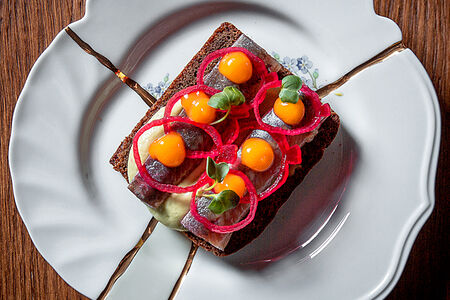 Олюторская сельдь на бородинском хлебе с гуакамоле из картофеля и авокадо