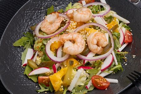 Салат с манго и креветками
