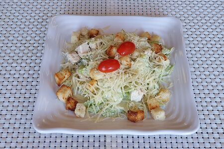 Салат Цезарь с курицей