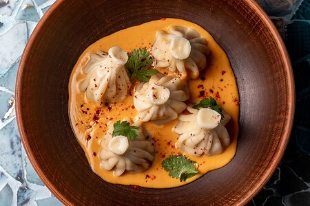 Мини-хинкали в соусе Том Ям 