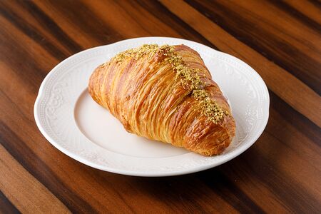 Круассан с фисташковым кремом и пралине