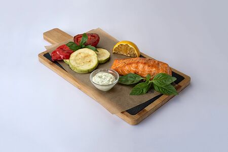 Стейк семги с овощами