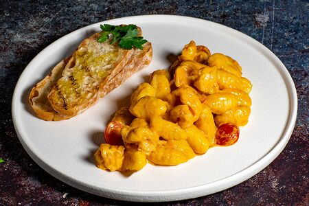 Ньокки в соусе том ям