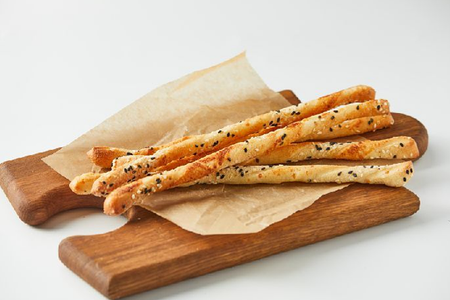 Гриссини с сыром грана падано и черным перцем