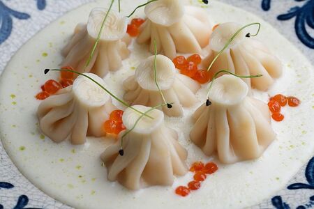 Хинкалиоли из лосося в сливочно-икорном соусе