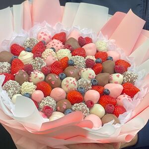 Розовый букет из клубники в шоколаде