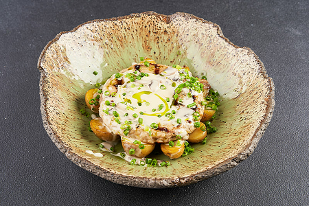 Бифштекс из цыпленка с печеным бэйби-картофелем