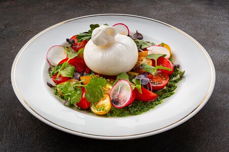 Салат Буррата и три томата