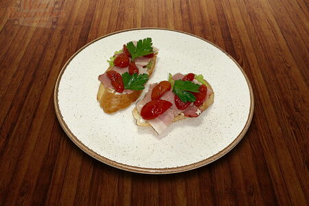 Брускетта с беконом и вялеными помидорами