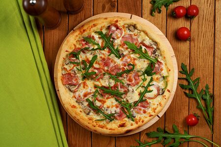 Пицца с ветчиной и грибным жюльеном