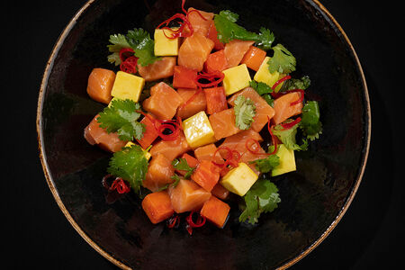 Тайское севиче из лосося с папайей и авокадо