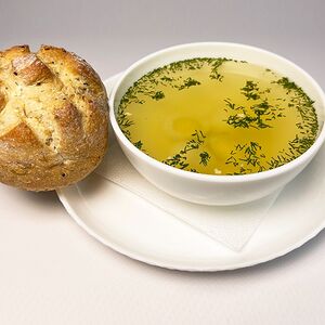 Куриный бульон с перепелиным яйцом, укропом 