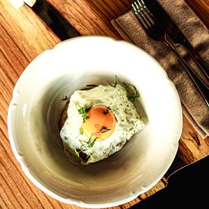 Рубленый бифштекс с яйцом и запеченным картофелем