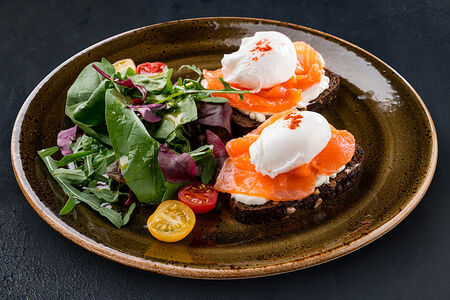 Яйца пашот с лососем